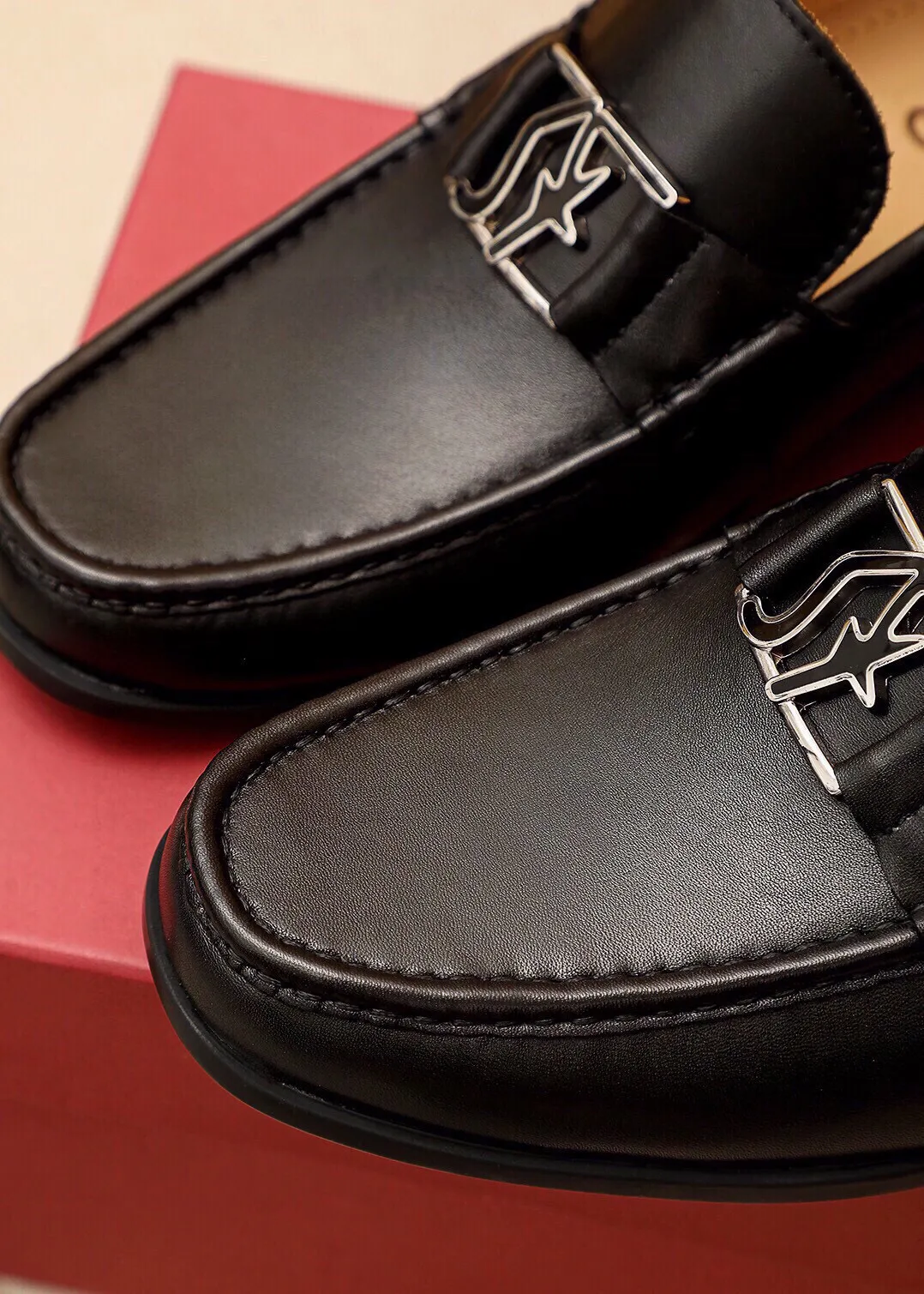 Men's shoes 💰480 💐 Product trademark: Ferragamo "Ferragamo" casual leather shoes Regular size: 38-44 (45🉑️customized) Product materials: Selected imported first-layer calfskin upper + luxury hardware buckle, imported water-dyed cow leather lining. Strong three-dimensional visual effect, original outsole color: 3⃣️seed leather materials available